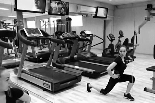 тренировка в спортзале тренировка в спортзале