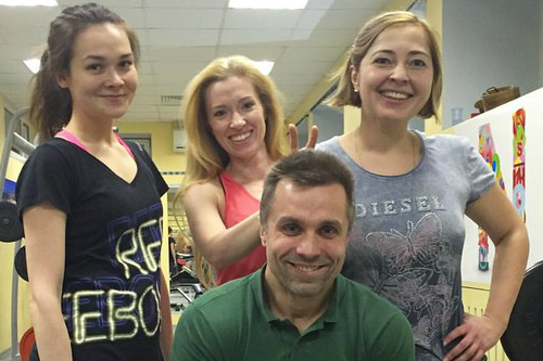 Фитнес-тренер Лев Гончаров со своими клиентками.